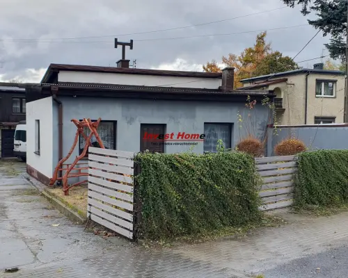 Budynek usługowo - handlowy przy głównej drodze.