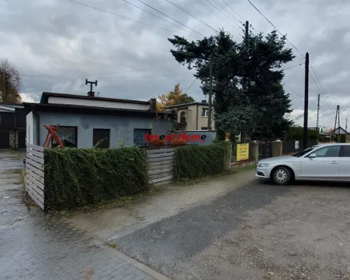 Budynek usługowo - handlowy przy głównej drodze.