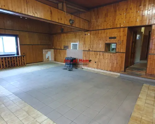 Budynek usługowo - handlowy przy głównej drodze.