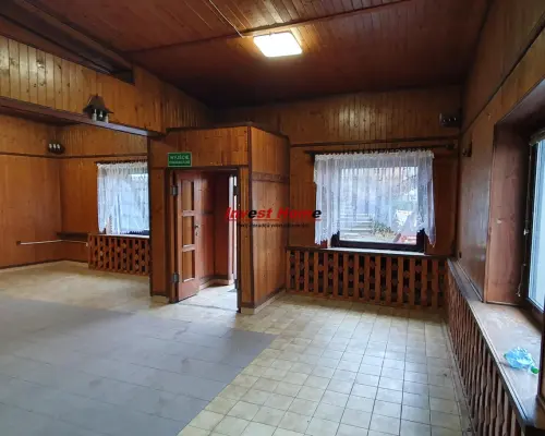 Budynek usługowo - handlowy przy głównej drodze.